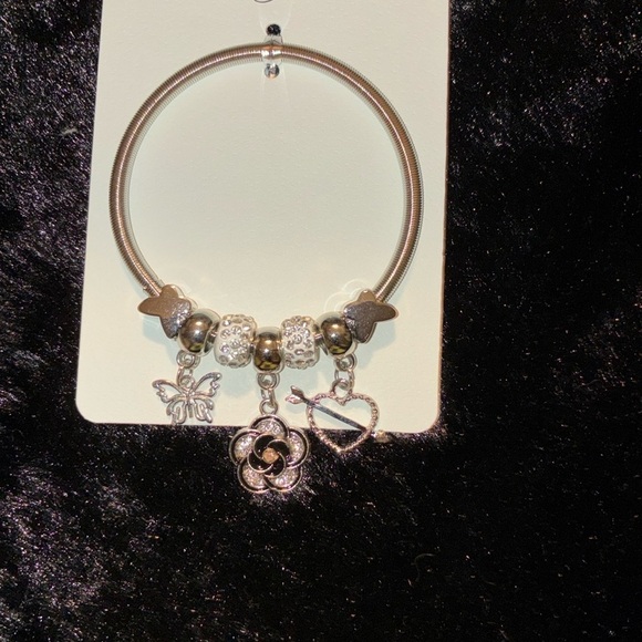 🆕 Isabella Silver Charm Bracelet with Elegant Design - Picture 7 of 7